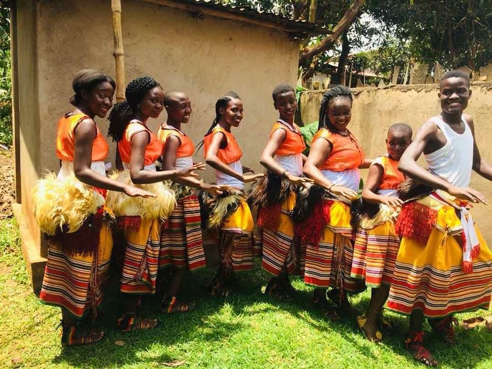 Dansgroep van Hanaweza in traditionele kleding.